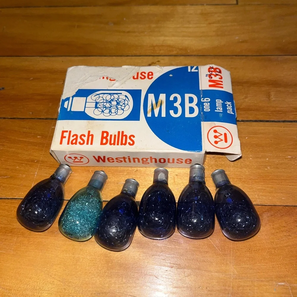 Vintage lot of 1 Box Westinghouse Flash Bulbs M3B clear and blue bulbs Lamp Pack